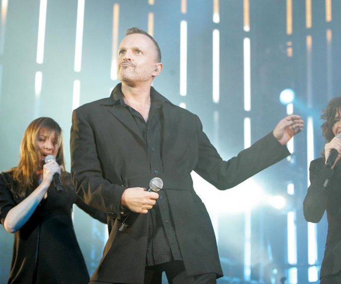 Cayetano Martínez de Irujo y Genoveva Casanova asistieron al concierto de Miguel Bosé