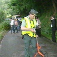 La Guardia Civil sospecha que los motoristas que rondaban el coche podrían ser delincuentes de la zona 