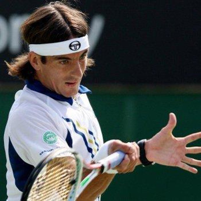 Tommy Robredo posa desnudo en 'Cosmopolitan' para luchar contra el cáncer