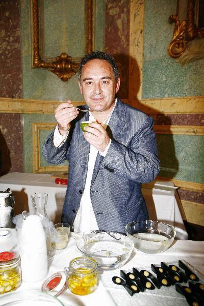 Ferran Adrià muestra la "experiencia apasionante" de la cocina y la parte humana de "elBulli" en un libro de fotografías