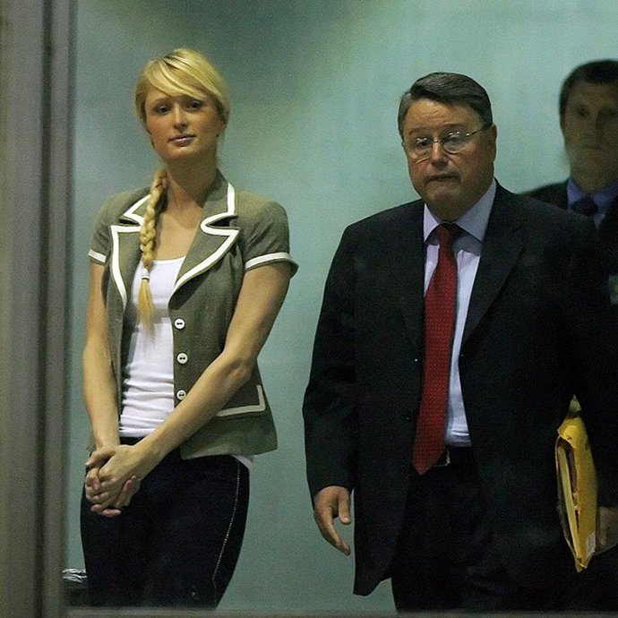Paris Hilton sale de la cárcel entre multitud de periodistas