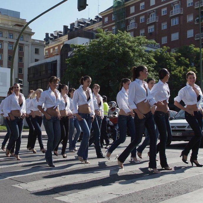 Cien modelos posan en las calles de Madrid con el nuevo sujetador de Wonder Bra