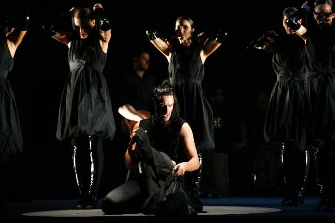 Rafael Amargo celebra los diez años de su compañía con una vuelta al flamenco más puro en su espectáculo "Tiempo muerto"