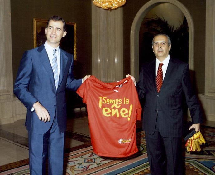 El Príncipe Felipe recibe de José Luis Sáez, presidente de la Federación Española de Baloncesto, la primera camiseta de la "Eñemanía