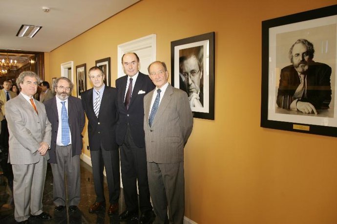 Los retratos de los ex directores del Instituto Cervantes ya cuelgan en la nueva sede central de Madrid