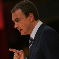 Zapatero dice que será "implacable" con ETA y justifica el diálogo con la banda como parte de su objetivo de derrotarla