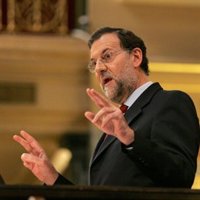 Rajoy rechaza la "petulancia" de Zapatero contra los malos tratos y el presidente le agradece su "apoyo"