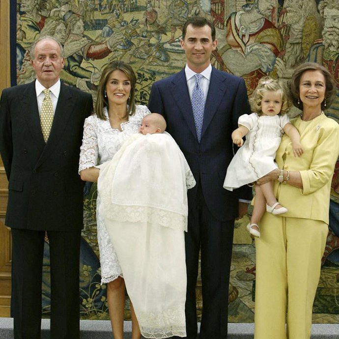 La infanta Sofía de Todos los Santos recibe el sacramento del bautismo en los jardines de la Zarzuela