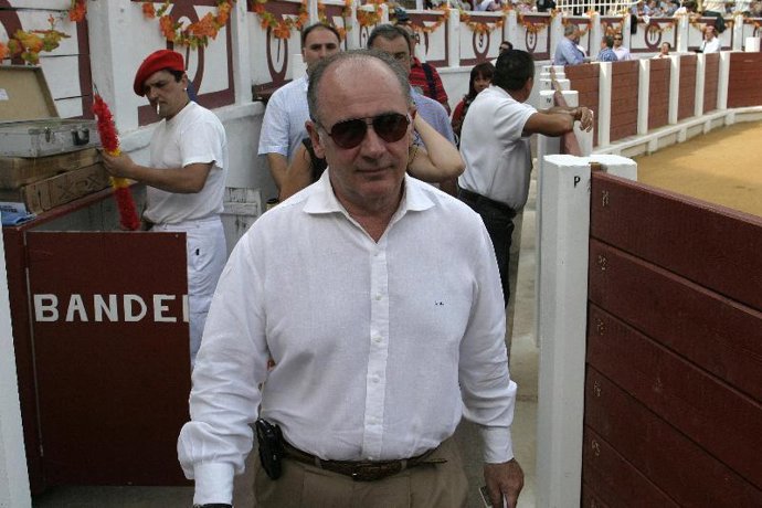 Rodrigo Rato acude, junto a su hija Gela, a la espectacular corrida que ofrecieron El Fandi y Enrique Ponce