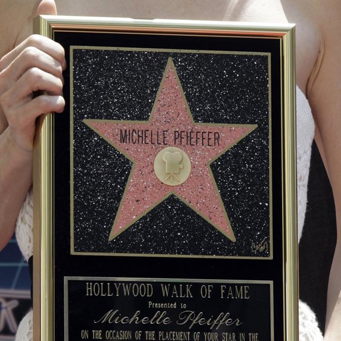 Michelle Pfeiffer recibe su estrella de la fama con error ortográfico incluido 