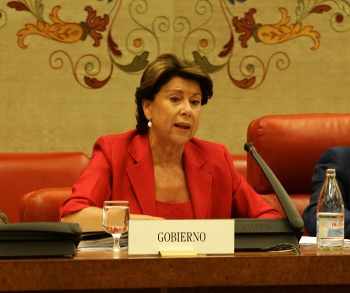 Magdalena Alvarez recalca a quienes piden su dimisión que no piensa "salir corriendo" ni "esconderse" de los problemas