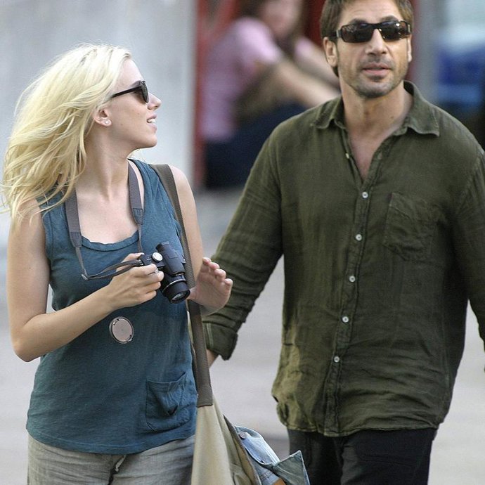Javier Bardem y Scarlett Johansson, un beso de cine