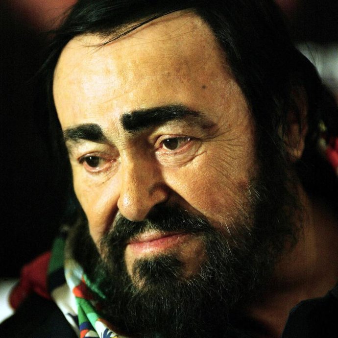 Pavarotti sale del hospital tras permanecer dos semanas ingresado