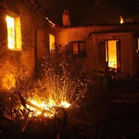 Los bomberos envían un helicóptero para rescatar a gente atrapada por las llamas en el sur de Grecia