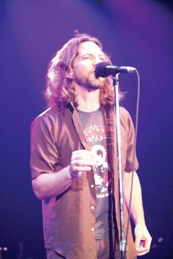 El cantante de "Pearl Jam" realiza su primer trabajo en solitario poniendo la banda sonora de la película "Into the Wild", dirigida 