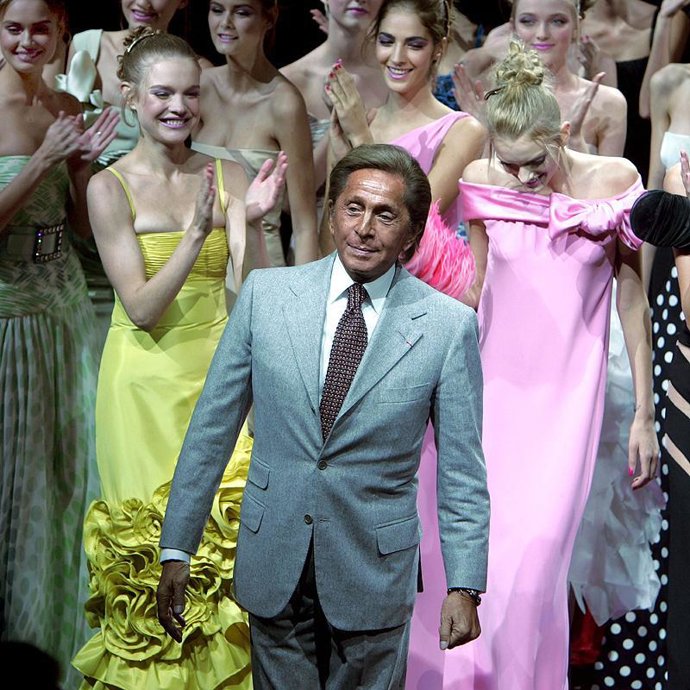 Emotiva despedida a Valentino en París  