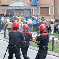 Desconocidos causan daños en las lunas de tres entidades bancarias en Vitoria