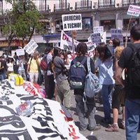 La organización 'VdeVivienda' se manifiesta en la Puerta del Sol para reclamar una vivienda digna