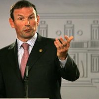 Ibarretxe defiende el diálogo con Batasuna para avanzar hacia la paz