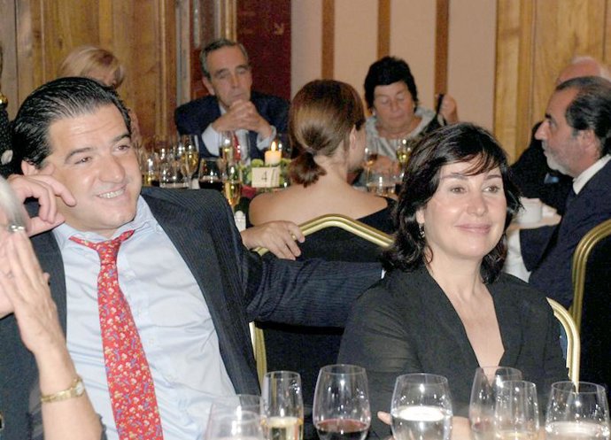Carmen Martínez Bordiú y su marido José Campos asisten a la entrega del I Premio Mayte de teatro de Cantabria
