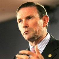 Ibarretxe dice que no está dispuesto a que "ETA, con su violencia, pueda condicionar el camino del pueblo vasco"