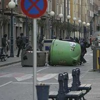 Desconocidos incendian un neumático junto a la casa del pueblo de Amurrio (Álava) y queman un cajero en San Sebastián