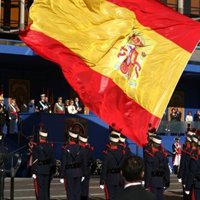 Los Reyes presiden la parada militar de la Fiesta Nacional en la Plaza de Colón de Madrid