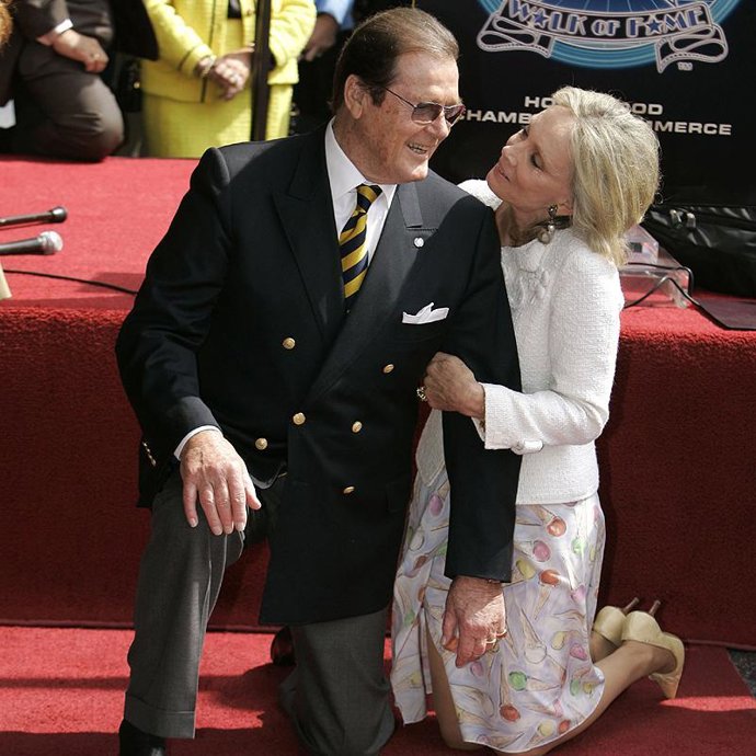 Roger Moore tiene su estrella en el Paseo de la Fama
