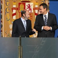 Zapatero dice que el debate sobre el Rey "ni siquiera es un resfriado" y acusa al PP de usar los símbolos