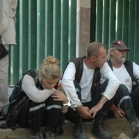 Un juez acusa a los siete españoles y a tres franceses de complicidad y a los seis miembros de la ONG de secuestro