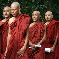 Más de 100 monjes budistas se manifiestan en Birmania y avisan de que seguirán con las protestas de septiembre