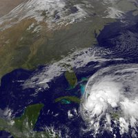 El huracán 'Noel' aumenta de tamaño en su avance hacia Bermudas y Carolina del Norte