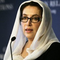 Bhutto regresa a Karachi y condena la declaración del estado de emergencia en Pakistán