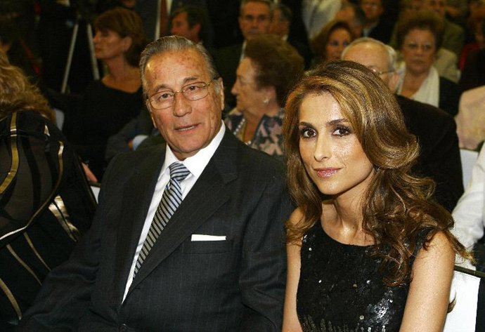 Enrique Ponce, arropado por toda su familia, en la presentación de su biografía