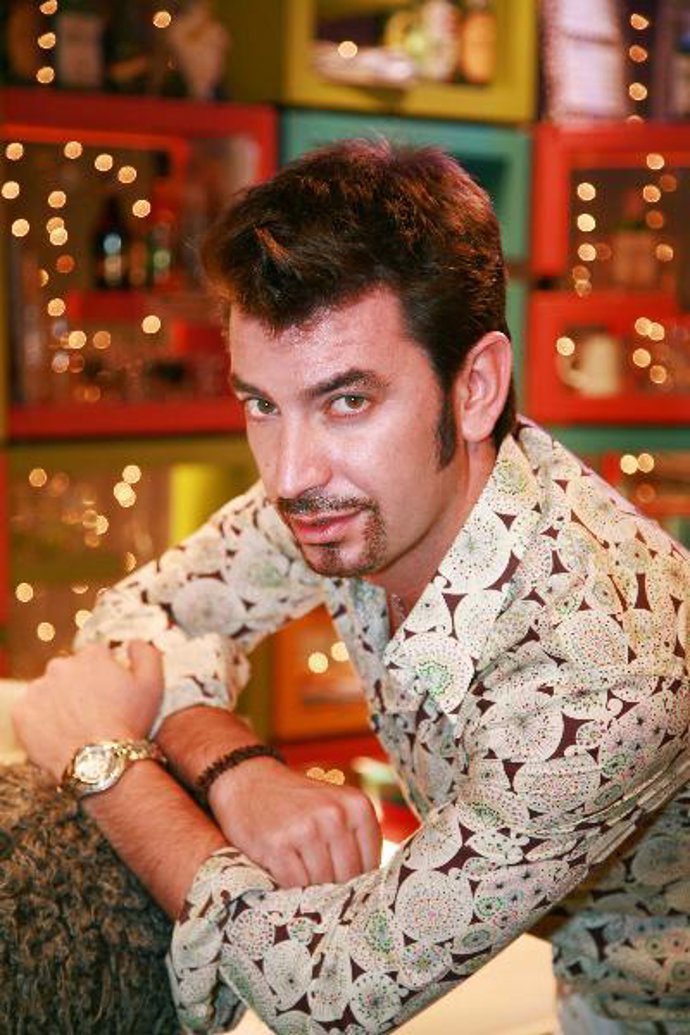 Arturo Valls se estrena como cantante y bailarín en televisión