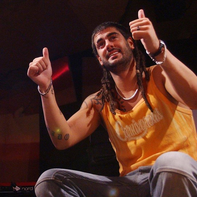 Detienen a Melendi después de originar una trifulca en un avión y provocar su regreso a Madrid