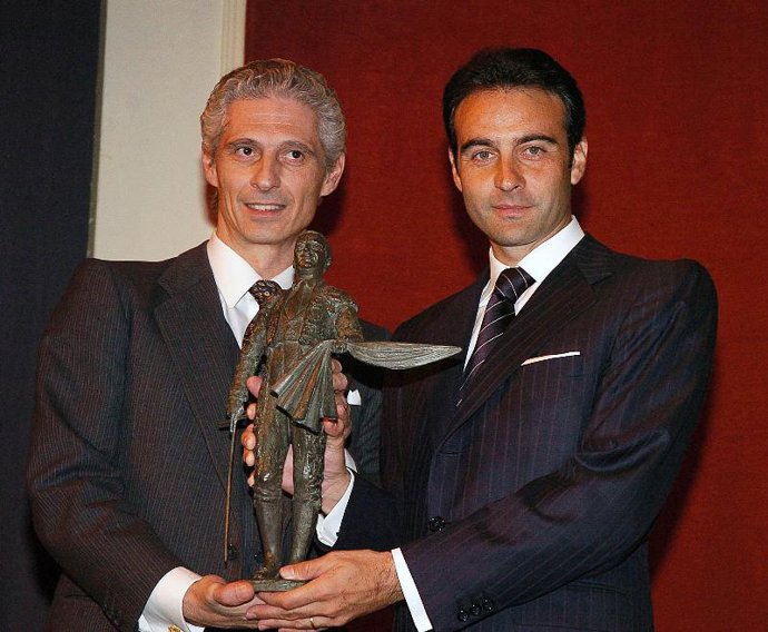 Enrique Ponce recibe el premio "Antonio Bienvenida" a los valores humanos