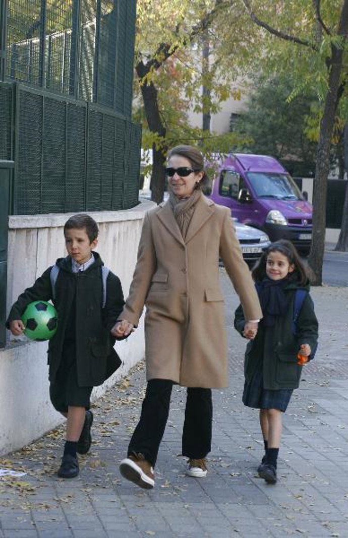 La infanta Elena llevó a sus hijos al colegio un día después del anuncio de su separación