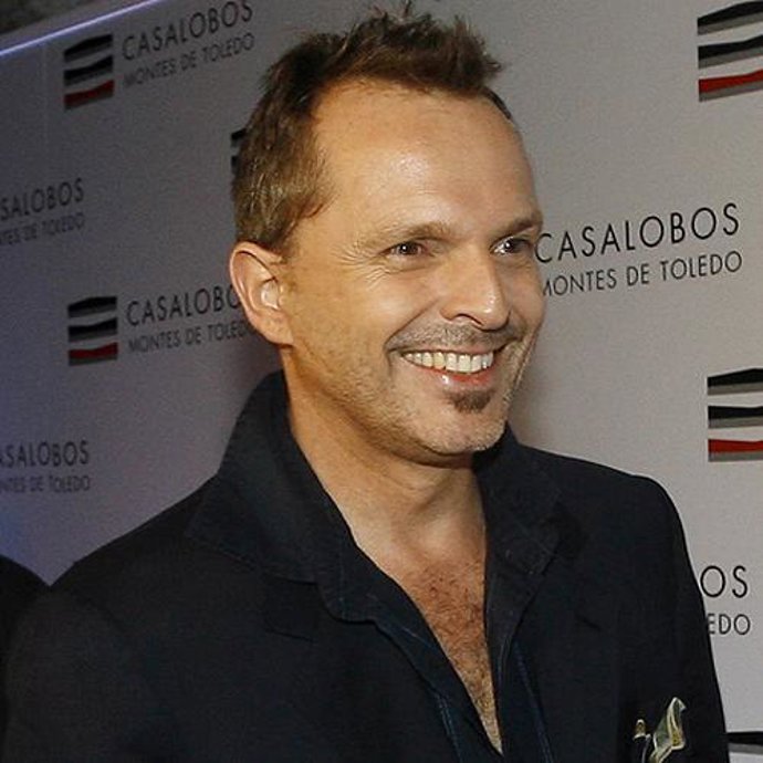 Miguel Bosé apoya al Rey en el altercado con Chávez
