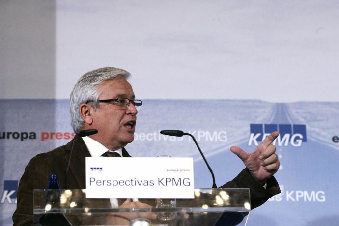 Joan Clos desvincula la subida de los alimentos de los horarios comerciales
