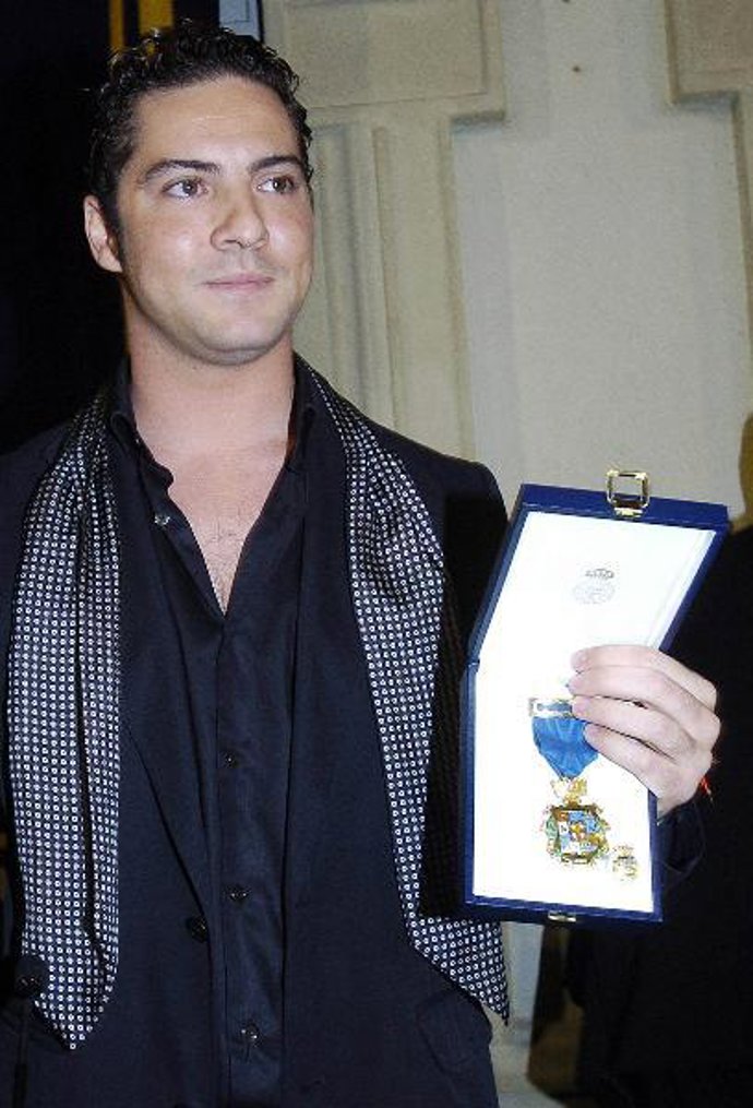 David Bisbal recibe emocionado la Medalla de Oro de su tierra