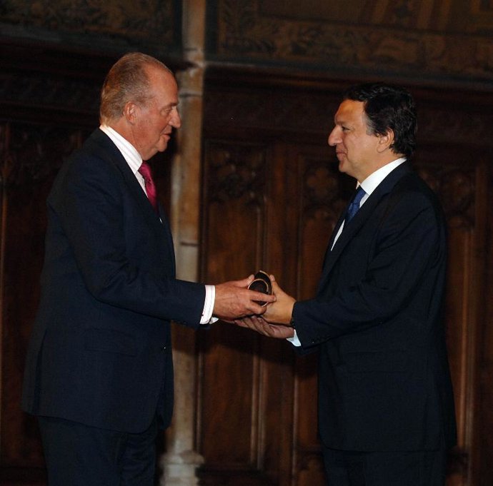 El rey Juan Carlos  entregó hoy del III Premio Internacional Conde de Barcelona al presidente de la Comisión Europea, José Manuel Du