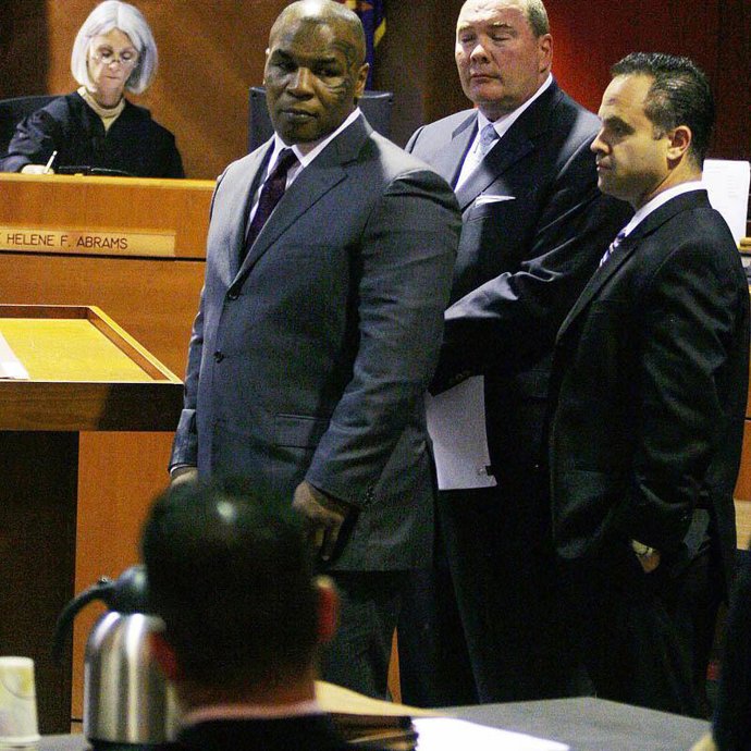 Mike Tyson recibe una sentencia de un día de cárcel por posesión de drogas y conducir bajo los efectos del alcohol