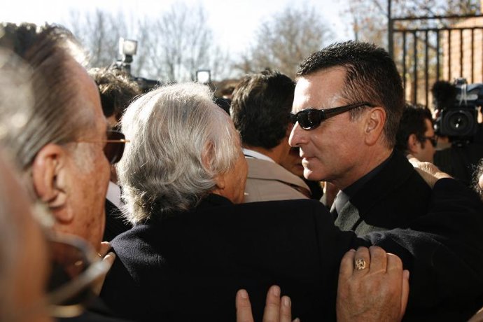 Los restos mortales de doña Juana, madre de Ortega Cano, fueron enterrados hoy en una emotiva ceremonia