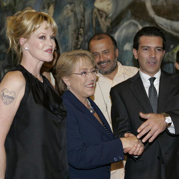 Griffith y Banderas compran un Miró y un Dalí en Chile