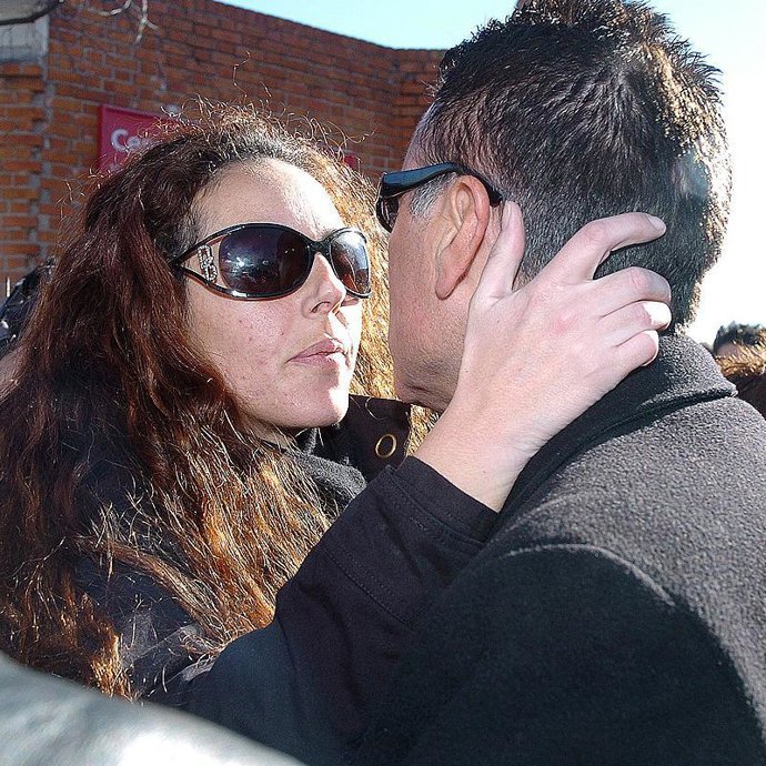 Ortega Cano llora la muerte de su madre apoyado por Rocío Carrasco y la familia de su mujer