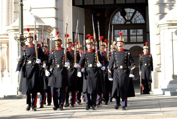 El cambio de la guardia llega al Palacio Real de Madrid