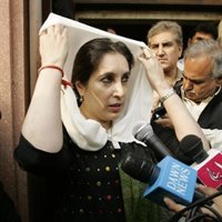 Bhutto elogia el levantamiento del estado de excepción como un "paso adelante para la democracia"