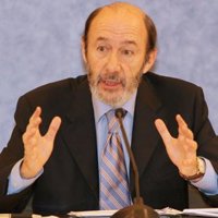 Rubalcaba dice que la única reacción que merece el comunicado de ETA es "detener a quien forma parte de esa organización