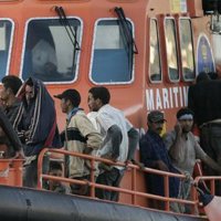 Trasladado a la costa de Lanzarote un cayuco con 27 inmigrantes magrebíes a bordo